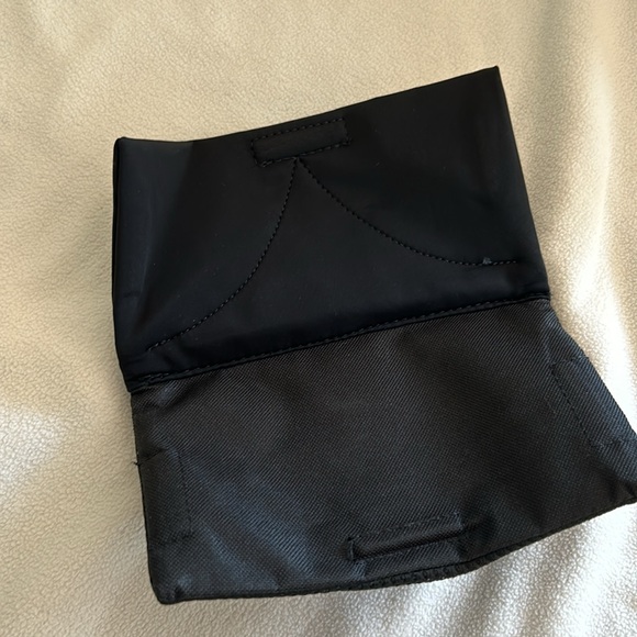 Buddy Pouch Has Magnets for Easy Access on Hips - Picture 3 of 4